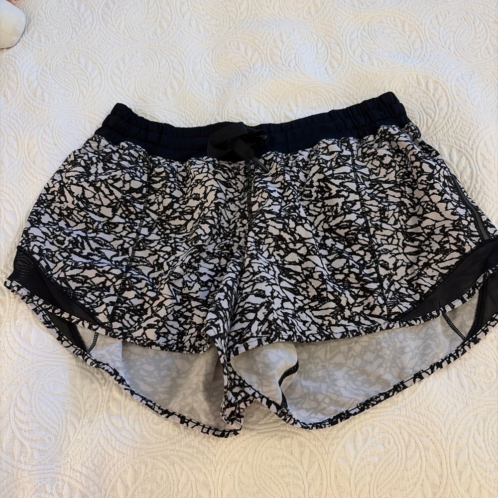 Lululemon hotty hot Shorts 2.5 inch